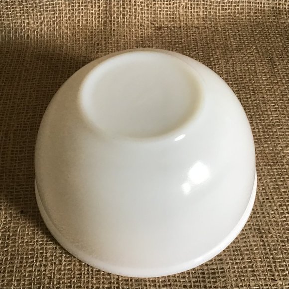 Fire King Milk Glass 7 Inch Mixing Bowl VTG - Picture 4 of 5